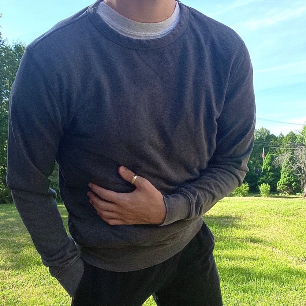 Men’s Grey Crew Neck Long Sleeve Shirt in Size Small Knit
